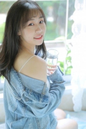 甜美女孩吊带香肩清新可人套图