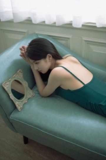长发美女吊带短裙香肩美背图片