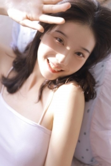 吊带美女牛仔热裤美腿玉足写真