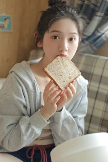 娃娃脸萌妹子吊带短裤室内写真