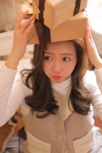 卷发美女嘟嘴卖萌调皮搞怪写真
