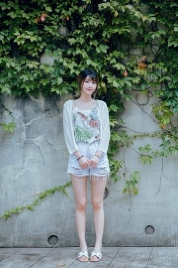 高挑美女牛仔热裤修长美腿图片