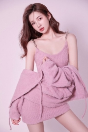 波浪卷发美女御姐香肩美腿写真