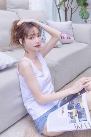 白嫩美女背心热裤香肩美腿图片