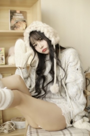 长发美女超短裤大长腿私房写真