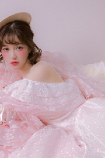 粉嫩小妹漂亮脸蛋白里透红写真