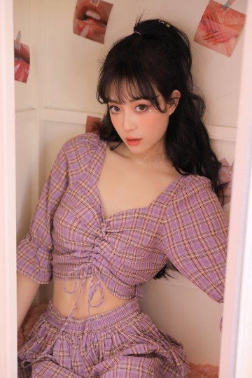 漂亮美眉小蛮腰大长腿私房写真