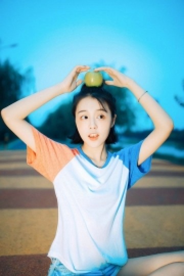 短发美女牛仔热裤修长美腿写真