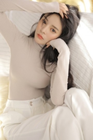 长发美女气质清冷室内个人写真
