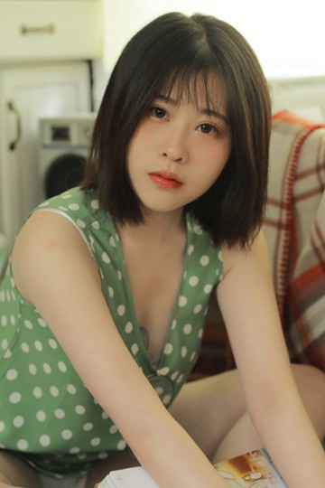 短发美女背心短裤室内个人写真