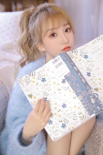 金发美少女白皙大长腿私房写真
