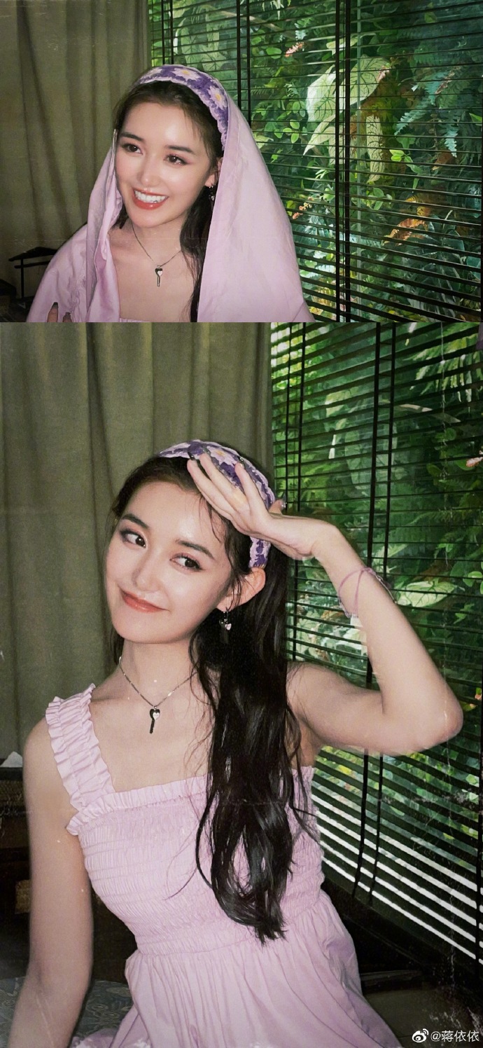 蒋依依穿紫裙晒随拍美照 捧脸灿笑甜美可爱  第9张