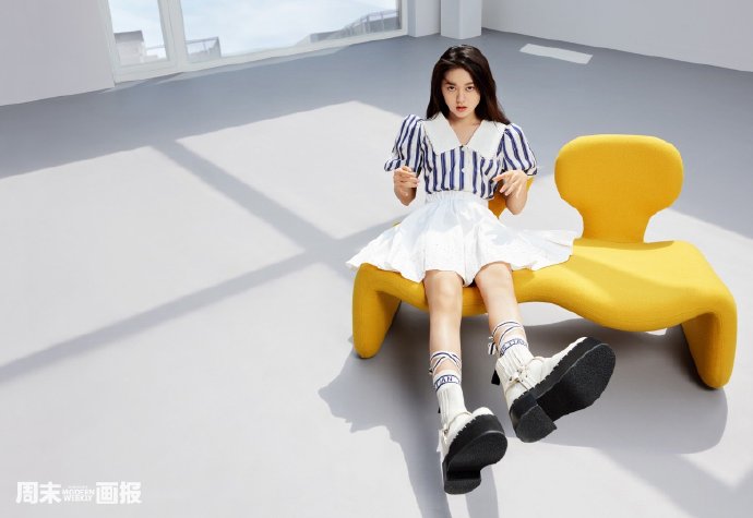 赵今麦灰纱短裙秀美腿 发丝飘扬展示凌乱美  第2张