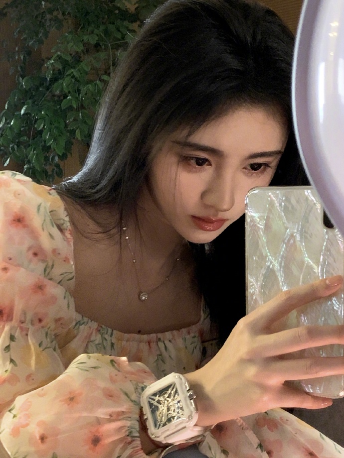 鞠婧祎与猫咪互动超温柔 手拿鲜花笑容甜美  第5张