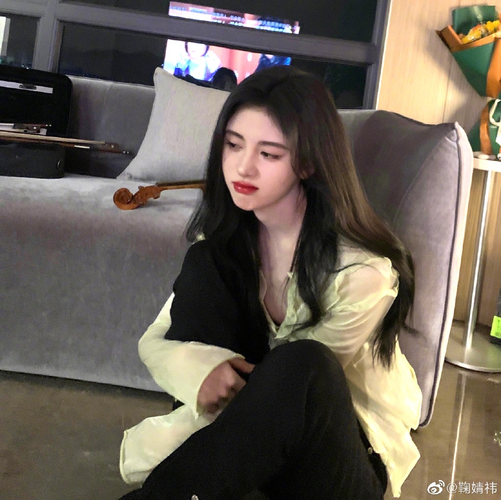 鞠婧祎与猫咪互动超温柔 手拿鲜花笑容甜美  第7张