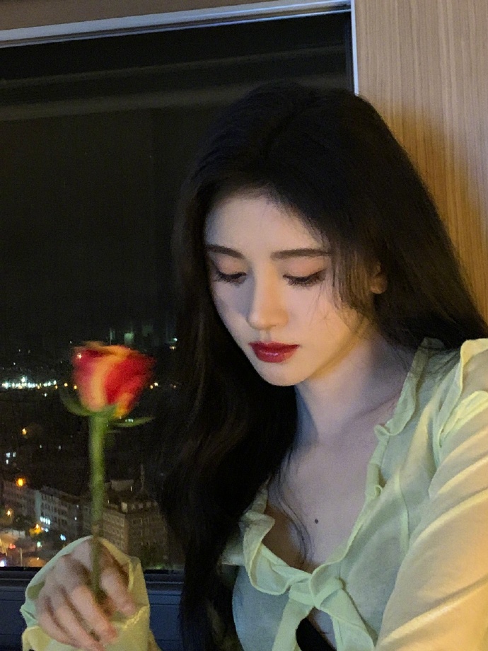 鞠婧祎与猫咪互动超温柔 手拿鲜花笑容甜美  第8张