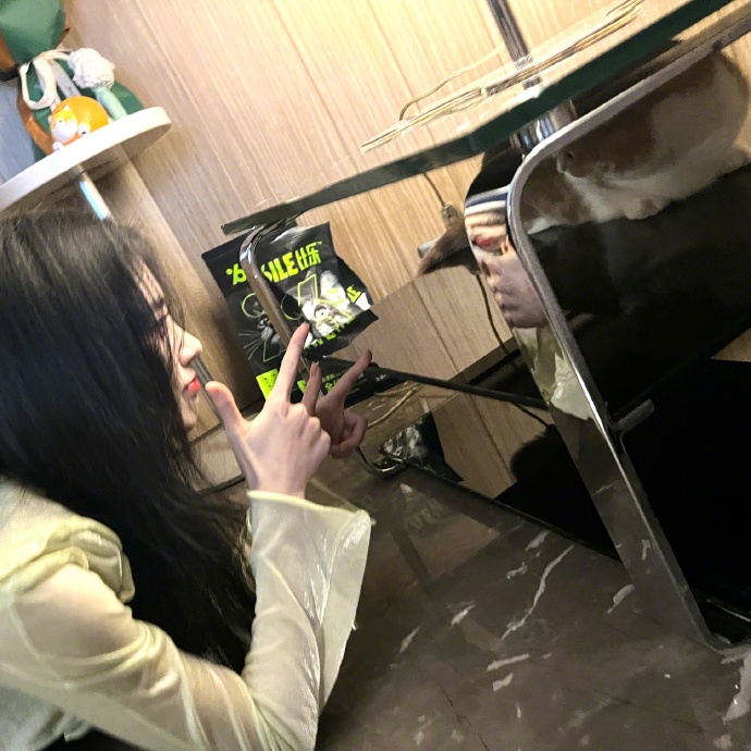 鞠婧祎与猫咪互动超温柔 手拿鲜花笑容甜美  第3张