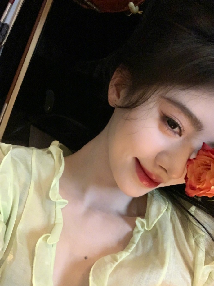 鞠婧祎与猫咪互动超温柔 手拿鲜花笑容甜美  第3张