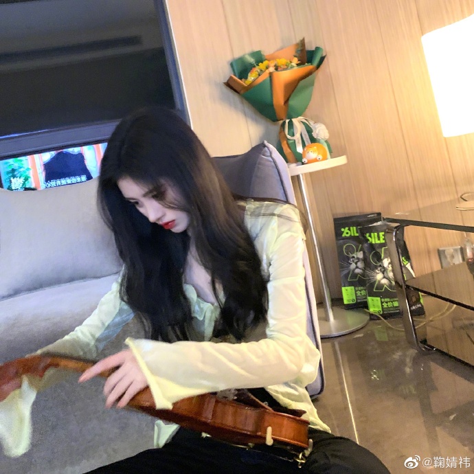 鞠婧祎与猫咪互动超温柔 手拿鲜花笑容甜美  第3张