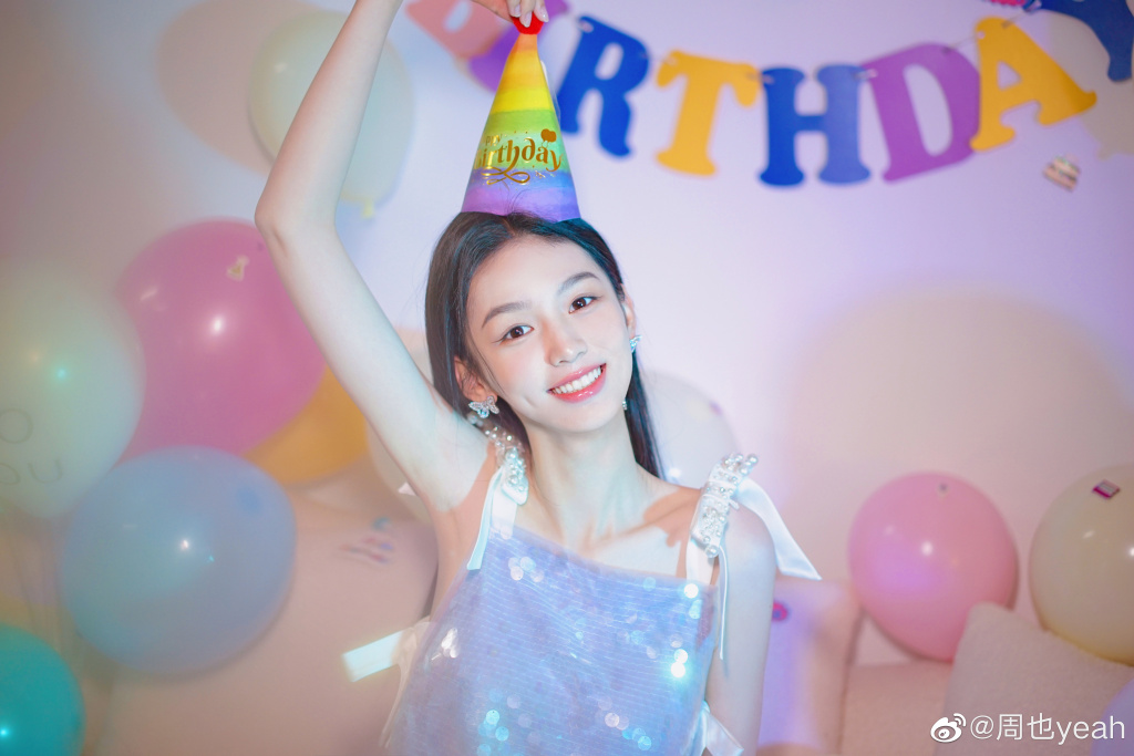 周也晒生日照 穿吊带亮片裙娇俏可爱  第1张