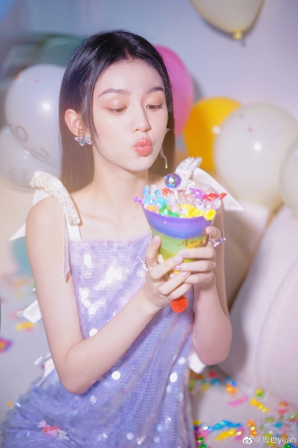 周也晒生日照 穿吊带亮片裙娇俏可爱  第4张
