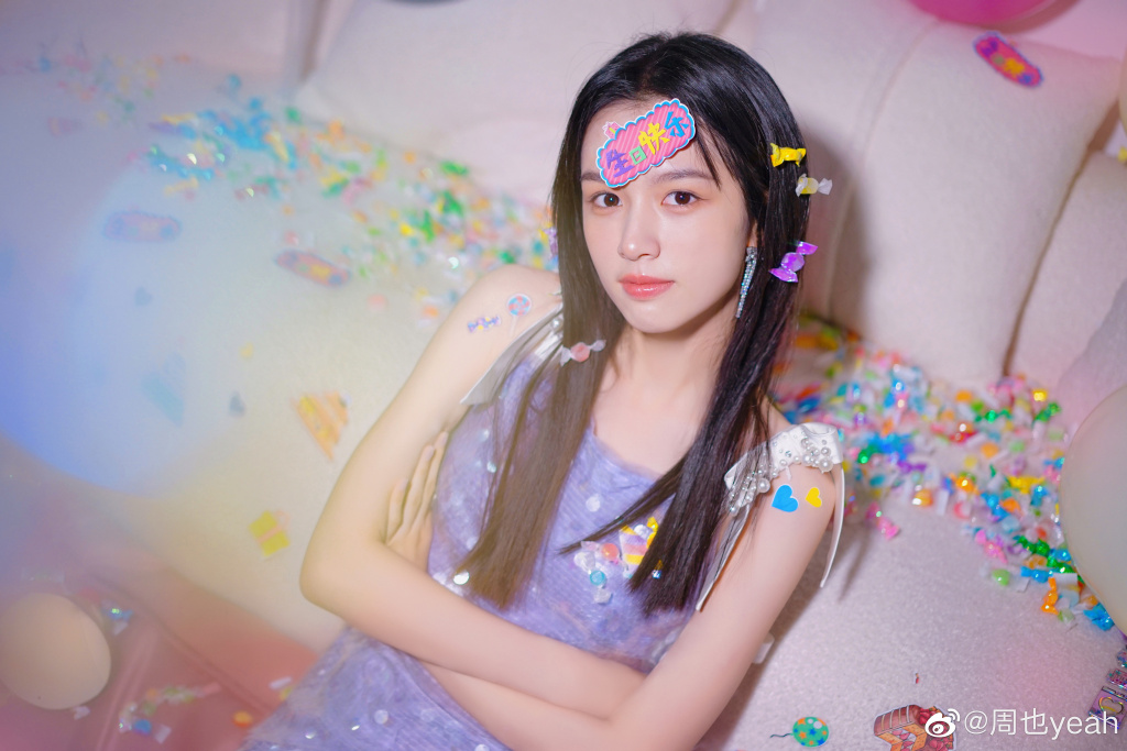 周也晒生日照 穿吊带亮片裙娇俏可爱  第2张