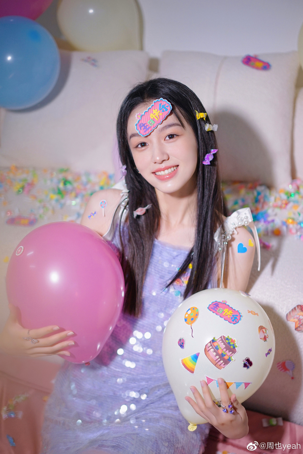 周也晒生日照 穿吊带亮片裙娇俏可爱  第2张