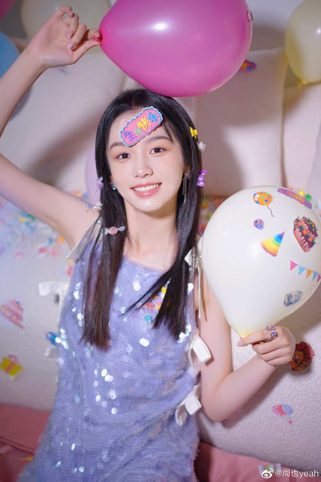周也晒生日照 穿吊带亮片裙娇俏可爱  第2张