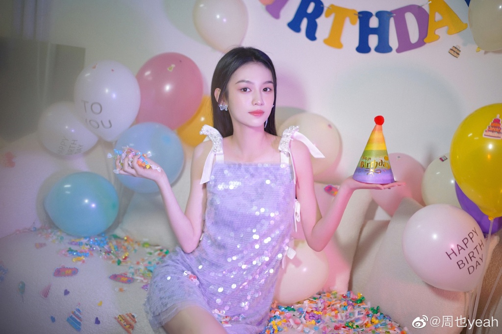 周也晒生日照 穿吊带亮片裙娇俏可爱  第2张
