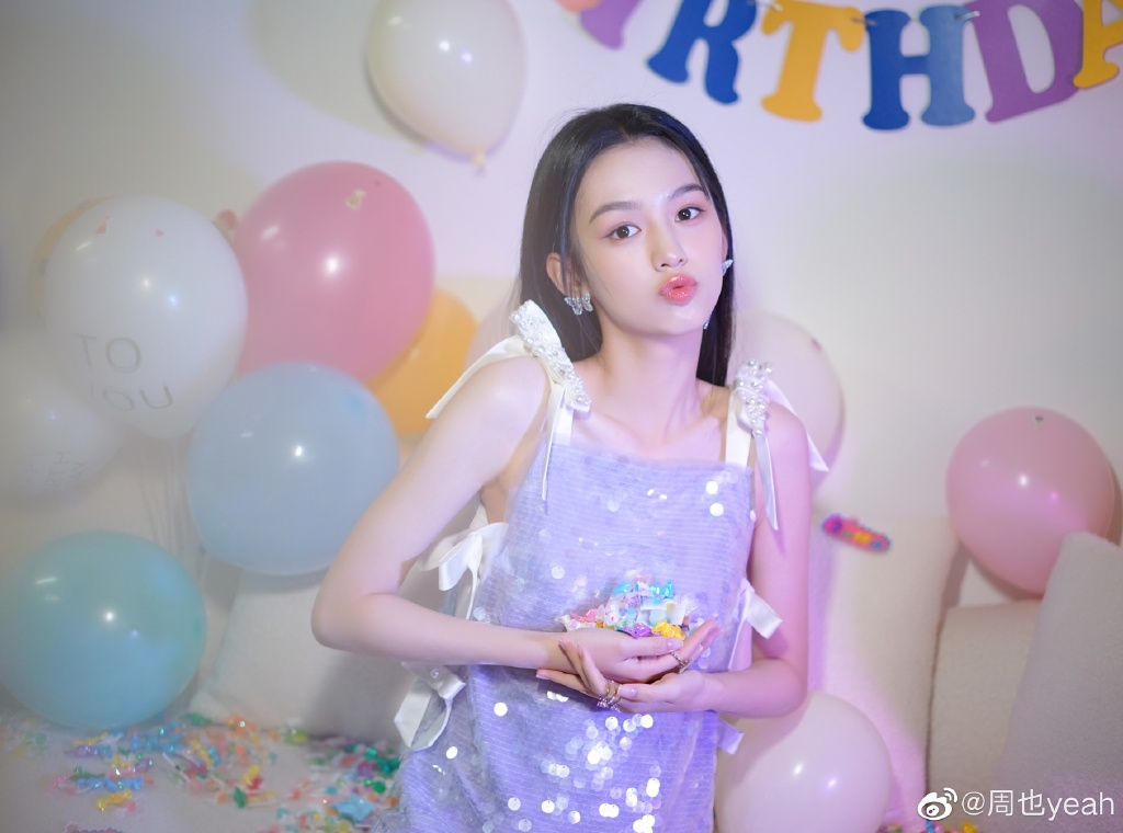 周也晒生日照 穿吊带亮片裙娇俏可爱  第3张