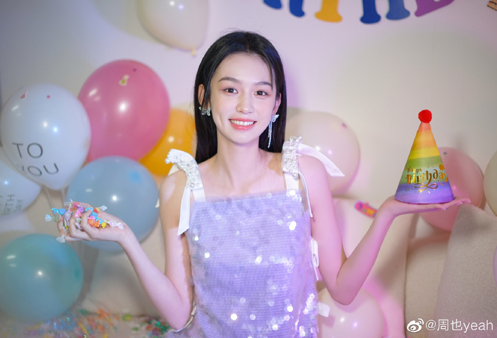 周也晒生日照 穿吊带亮片裙娇俏可爱  第3张