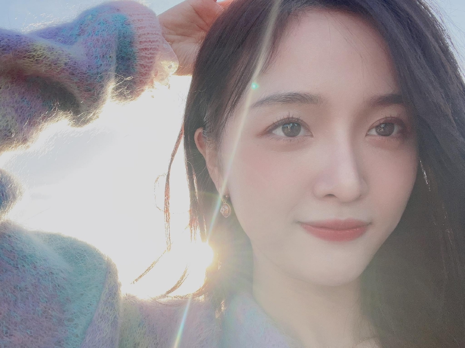 吴宣仪521晒自拍清纯可人 阳光下比耶好甜美  第2张