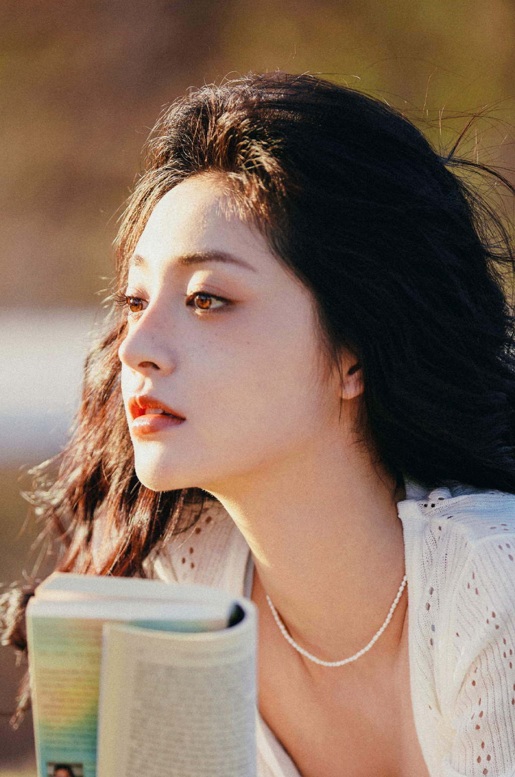 周洁琼穿蓝裙清纯甜美 雀斑妆精致眼神无辜  第3张