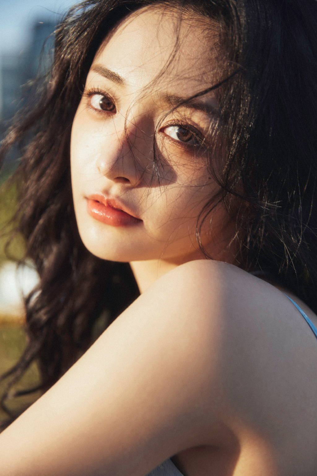 周洁琼穿蓝裙清纯甜美 雀斑妆精致眼神无辜  第8张