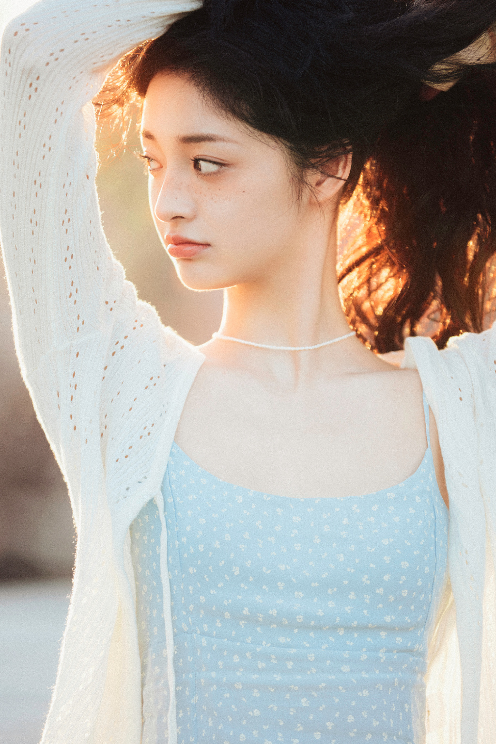 周洁琼穿蓝裙清纯甜美 雀斑妆精致眼神无辜  第3张