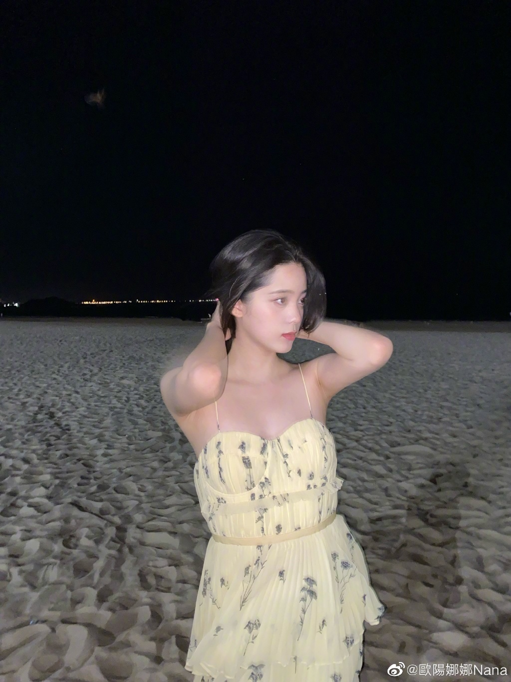 欧阳娜娜穿吊带裙海边拍照 明眸皓齿笑容甜  第2张