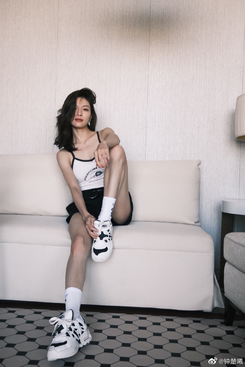 钟楚曦穿运动套装出镜 健美身材线条好流畅  第3张