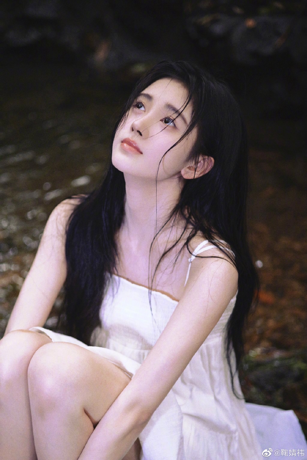 鞠婧祎晒夏日美照 穿吊带白裙纯欲感拉满
