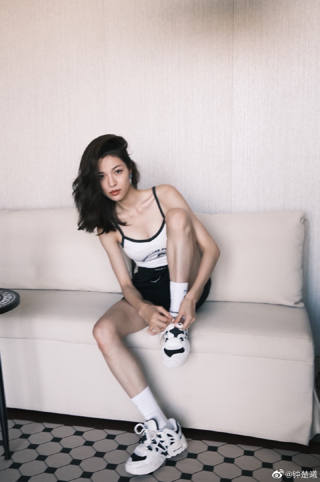 钟楚曦穿运动套装出镜 健美身材线条好流畅  第4张