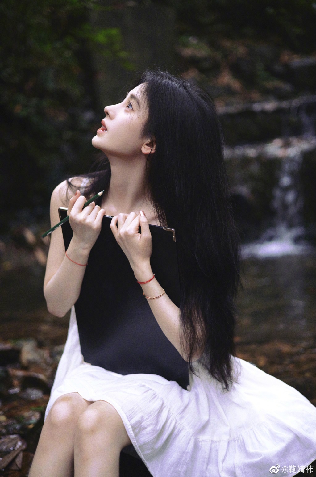 鞠婧祎晒夏日美照 穿吊带白裙纯欲感拉满  第2张