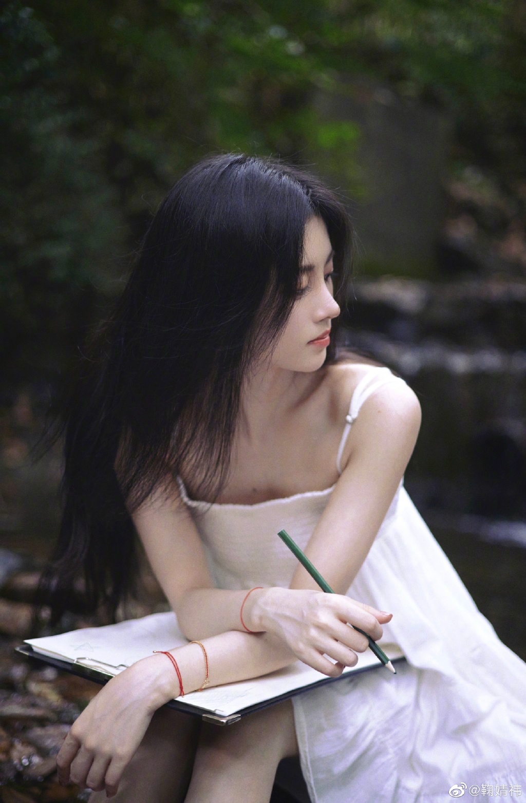 鞠婧祎晒夏日美照 穿吊带白裙纯欲感拉满  第3张