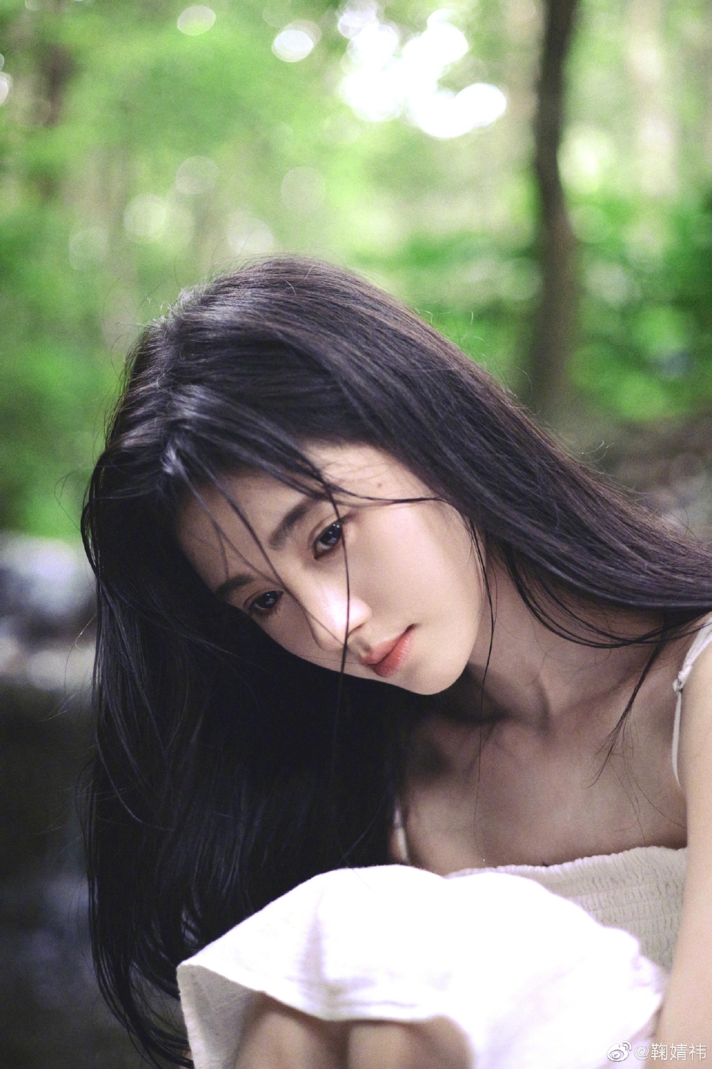 鞠婧祎晒夏日美照 穿吊带白裙纯欲感拉满  第4张