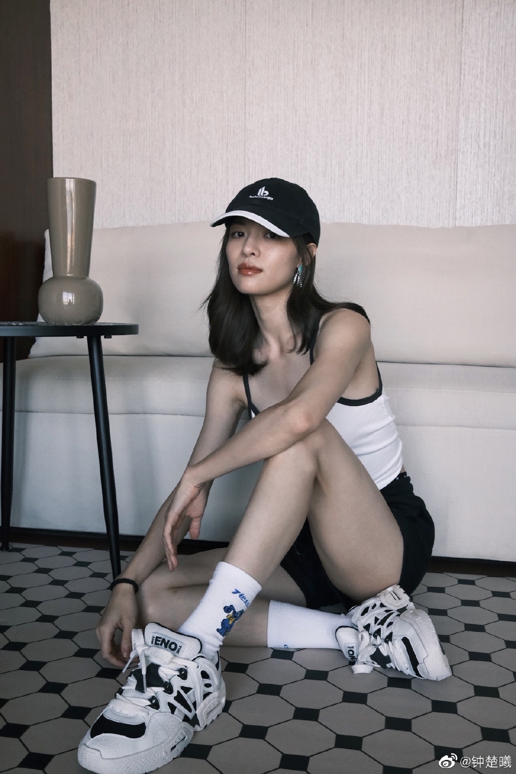 钟楚曦穿运动套装出镜 健美身材线条好流畅  第2张