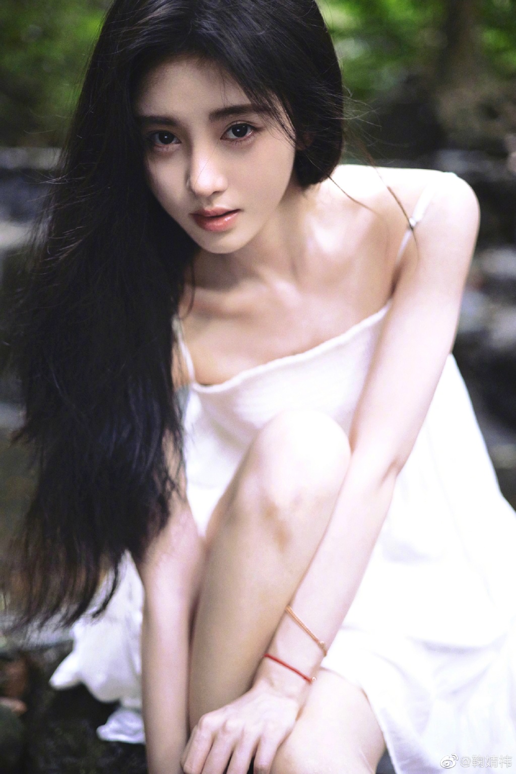 鞠婧祎晒夏日美照 穿吊带白裙纯欲感拉满  第2张