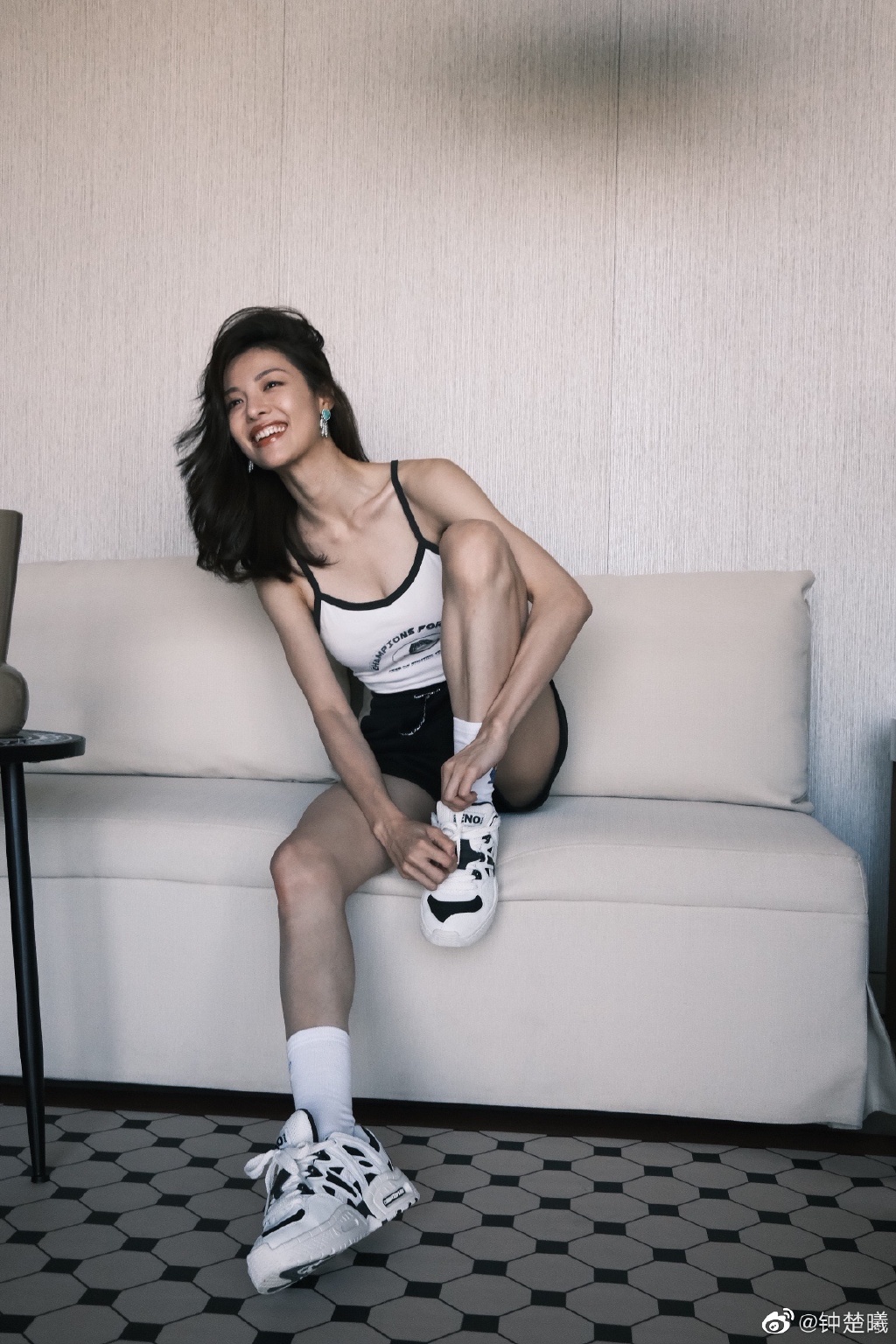 钟楚曦穿运动套装出镜 健美身材线条好流畅  第2张