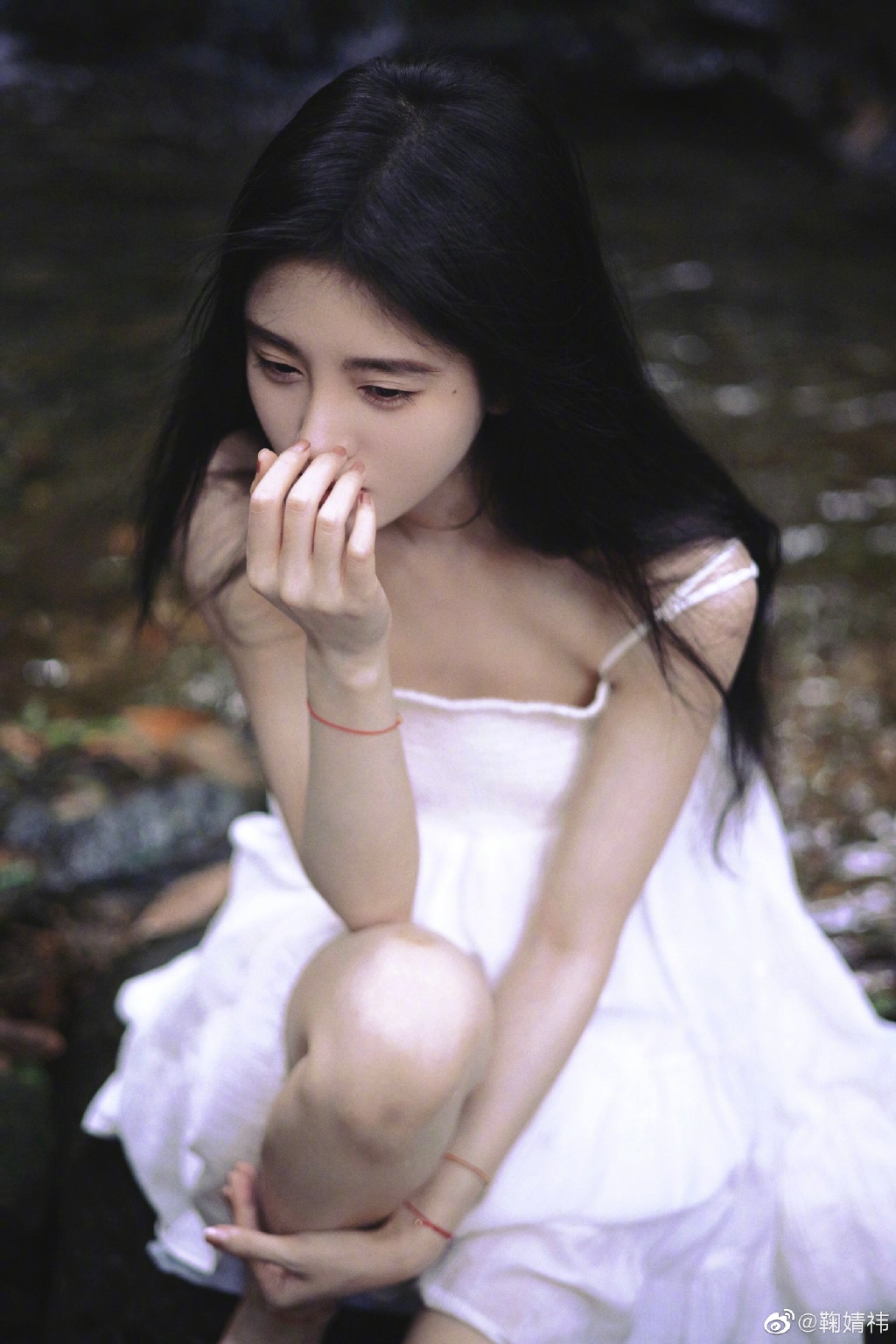鞠婧祎晒夏日美照 穿吊带白裙纯欲感拉满  第2张