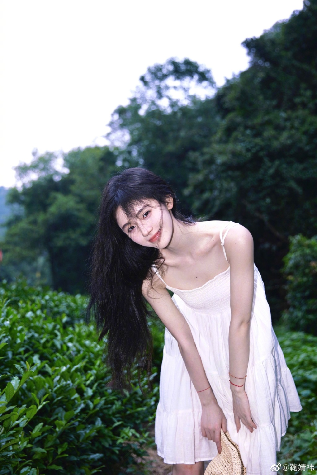 鞠婧祎晒夏日美照 穿吊带白裙纯欲感拉满  第3张