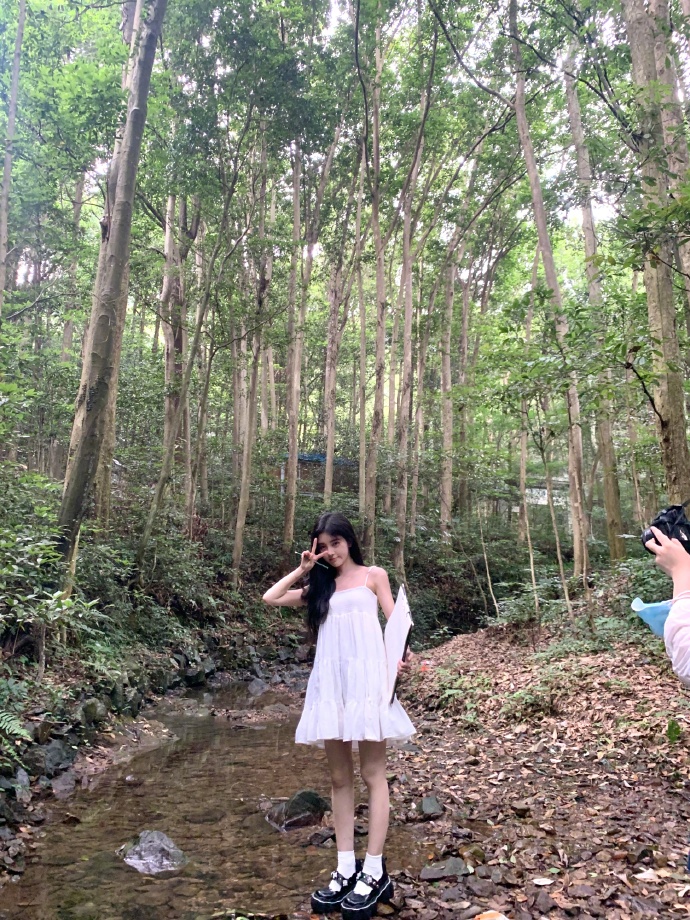 鞠婧祎晒夏日美照 穿吊带白裙纯欲感拉满  第3张