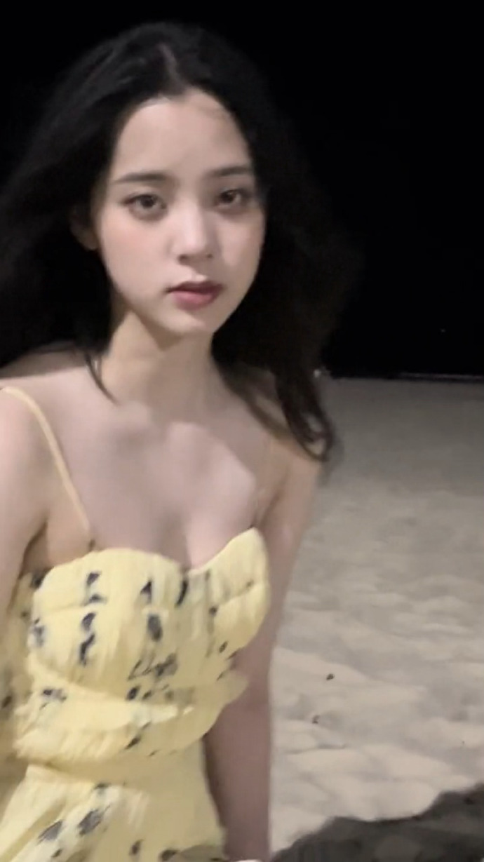 欧阳娜娜穿吊带裙海边拍照 明眸皓齿笑容甜  第2张