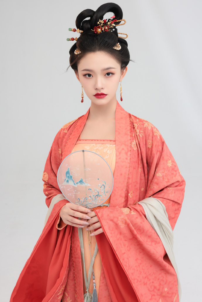 林允《梦华录》造型公开 低头抚琴娴静柔美